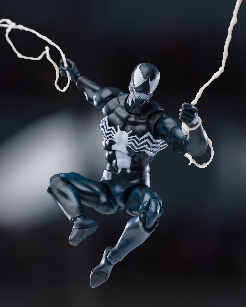 I took a chance with a KO Venom and boy am I glad I did! I love this guy! #venom #eddiebrock #toddmcfarlane #spiderman #tomhardy #nowayhome #mafex #mafexvenom #disneyplus #disney #robgoesmarvel #marvellegends #marvel #marvelfans #superheroactionfigures #marvellegendsfigures