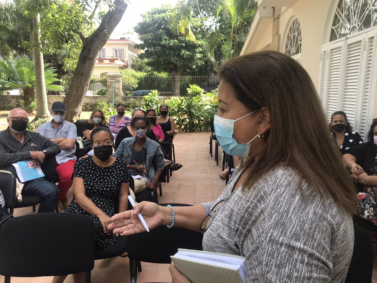 AV_FMC's tweet photo. Nuestra Secretaria General @TeresaBoue anima e intercambia con mujeres cuidadoras, las cuales desempeñan la tarea creciéndose ante todas las adversidades, para resumir #MujeresEnRevolucion 🇨🇺@Oxfam_Cuba @OsmaydaFMC @FMC_Cuba https://t.co/4fLbqsYyIX
