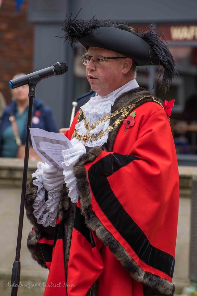 AylesNews's tweet photo. ARMISITICE DAY 2021

Aylesbury Market Square fell silent at the 11th hour of the 11th day of the 11th month, as the people who had gathered  paused to remember those who risk and have risked their lives in military conflict. #aylesbury #WeWillRememberThem https://t.co/F6K0LLwcS1