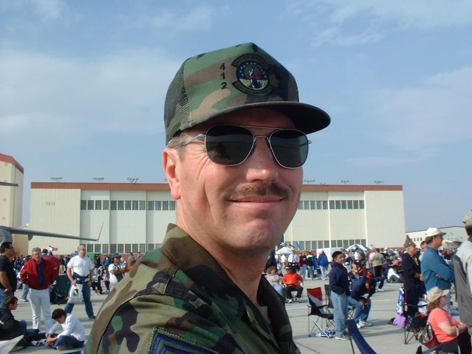 JEM1979's tweet photo. Today we celebrate those who have served/are serving in the military. I don’t think any of us can adequately thank them for the sacrifices they’ve made & the hardships they’ve endured. Remember them, honor them…today and every day. #VeteransDay #Dad #Grandpa #UncleGeorge https://t.co/tKDHKTB8eQ