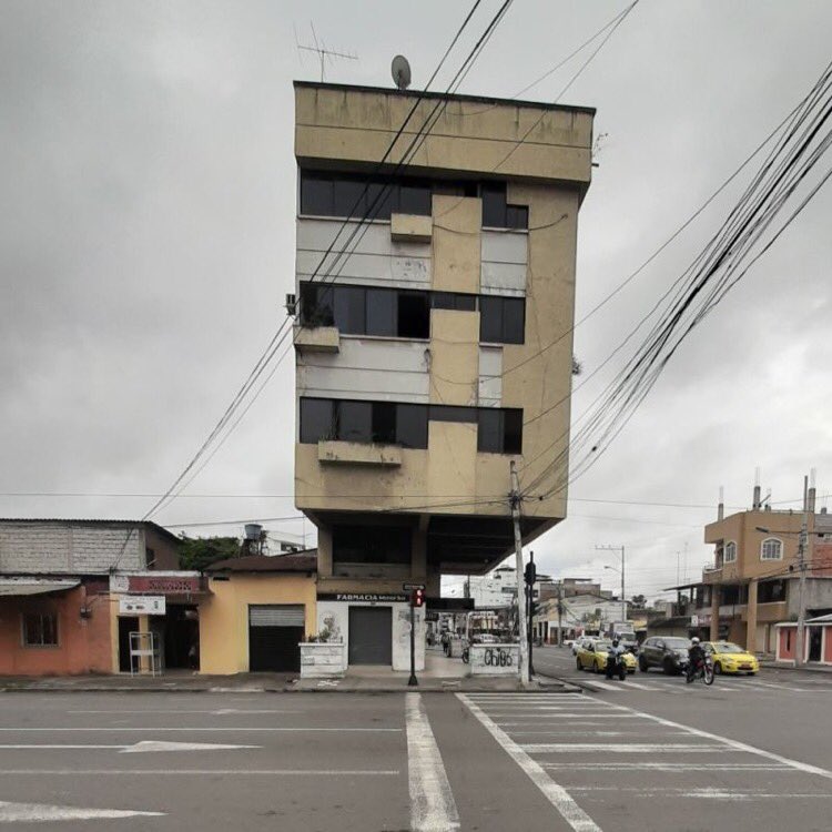 sloayzam's tweet photo. No necesitas cálculo estructural cuando tienes fe. https://t.co/APpA3fG7il