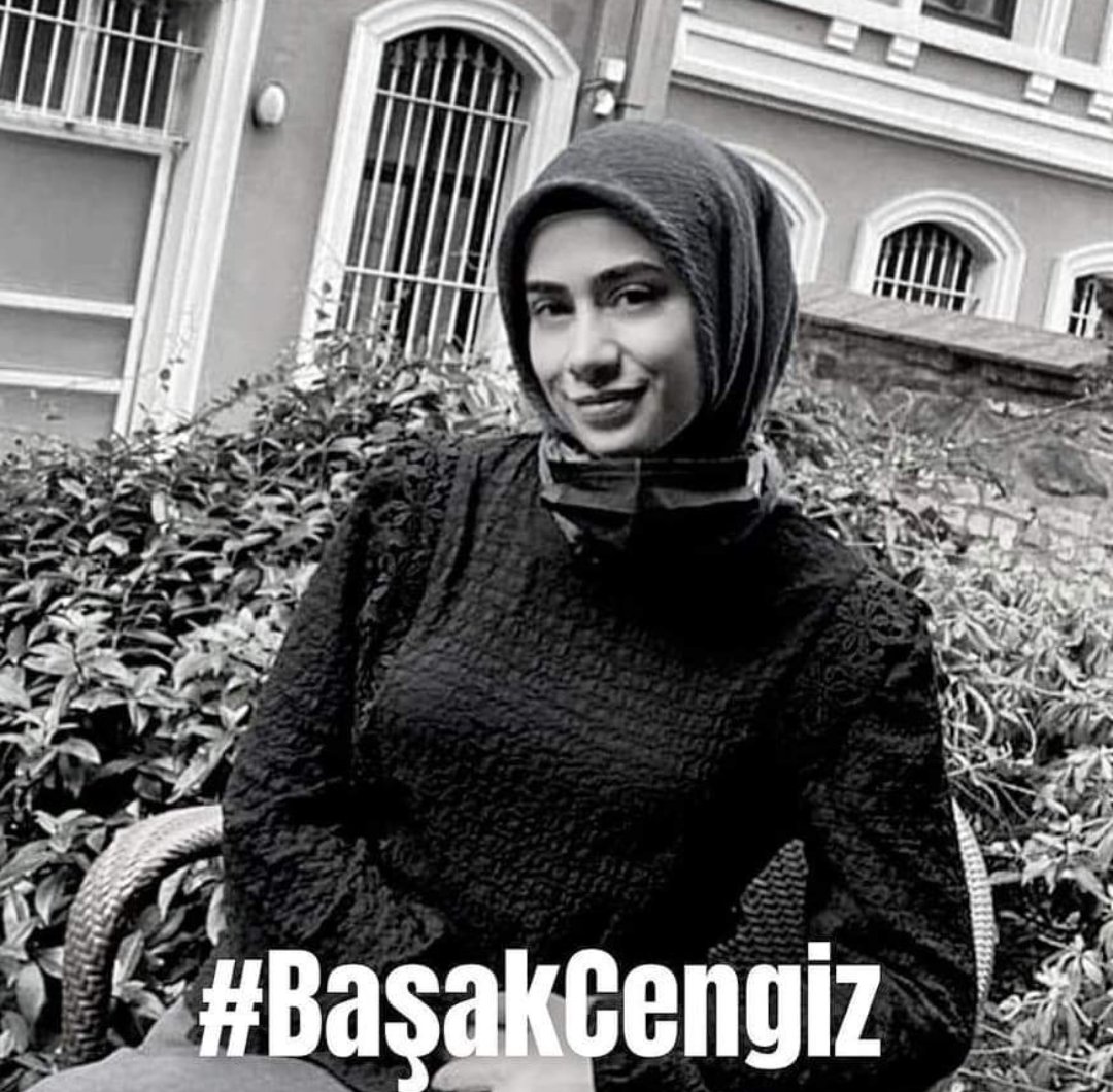 ispatplatformu's tweet photo. #basakcengiz
Gün geçmeyi görsün. Katil Can Göktuğ tarafından vahşice katledilen Başak Cengiz toprağa verildi. Fail Can Göktuğ  Savcılık ifadesinde "öldürmesi daha kolay" olduğu için bir kadını seçtiğini söyledi.   #istanbulsözleşmesindenvazgeçmiyoruz #istanbulsözleşmesiyaşatır https://t.co/y09wBnAlWv