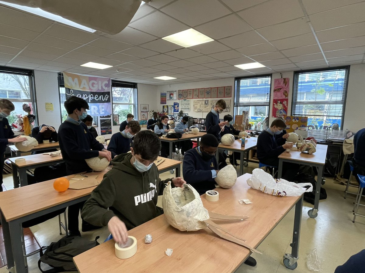 MoyleParkArt's tweet photo. Thank you so much @CelinaMuldoon for a brilliant virtual wearable sculpture workshop! The Transition Years had a ball! 👍 @moylepark https://t.co/aShdGsYuA4