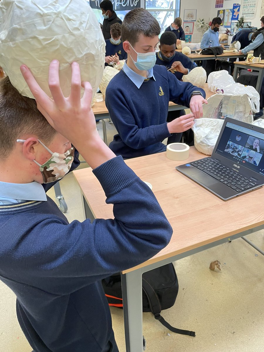 MoyleParkArt's tweet photo. Thank you so much @CelinaMuldoon for a brilliant virtual wearable sculpture workshop! The Transition Years had a ball! 👍 @moylepark https://t.co/aShdGsYuA4