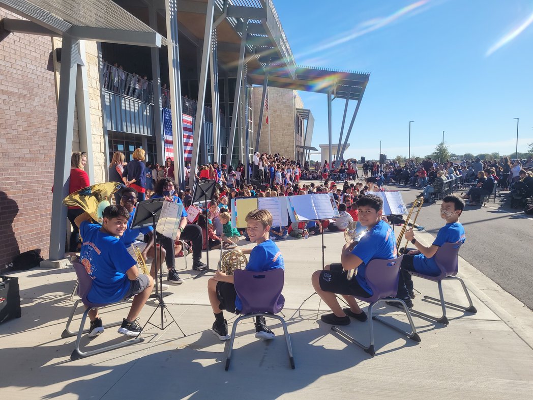 WagnerMSBand's tweet photo. So much fun playing for @RoadrunnersWes for Veterans Day!  Brilliant job Roadrunners!  @WagnerMS_GISD @GISDFineArts https://t.co/9bVzILF8vX