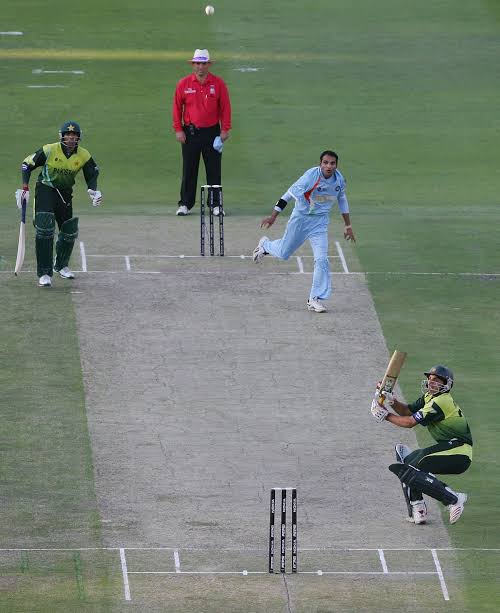 sraj56501's tweet photo. This shot will continue to haunt #Pakistan till the end of this world ; BTW overconfidence drown you'll Pakistanis! #maukamauka
😜😂😂
#PAKVSAUS
#Australia
#T20WorldCup https://t.co/Li6WX2KZAk