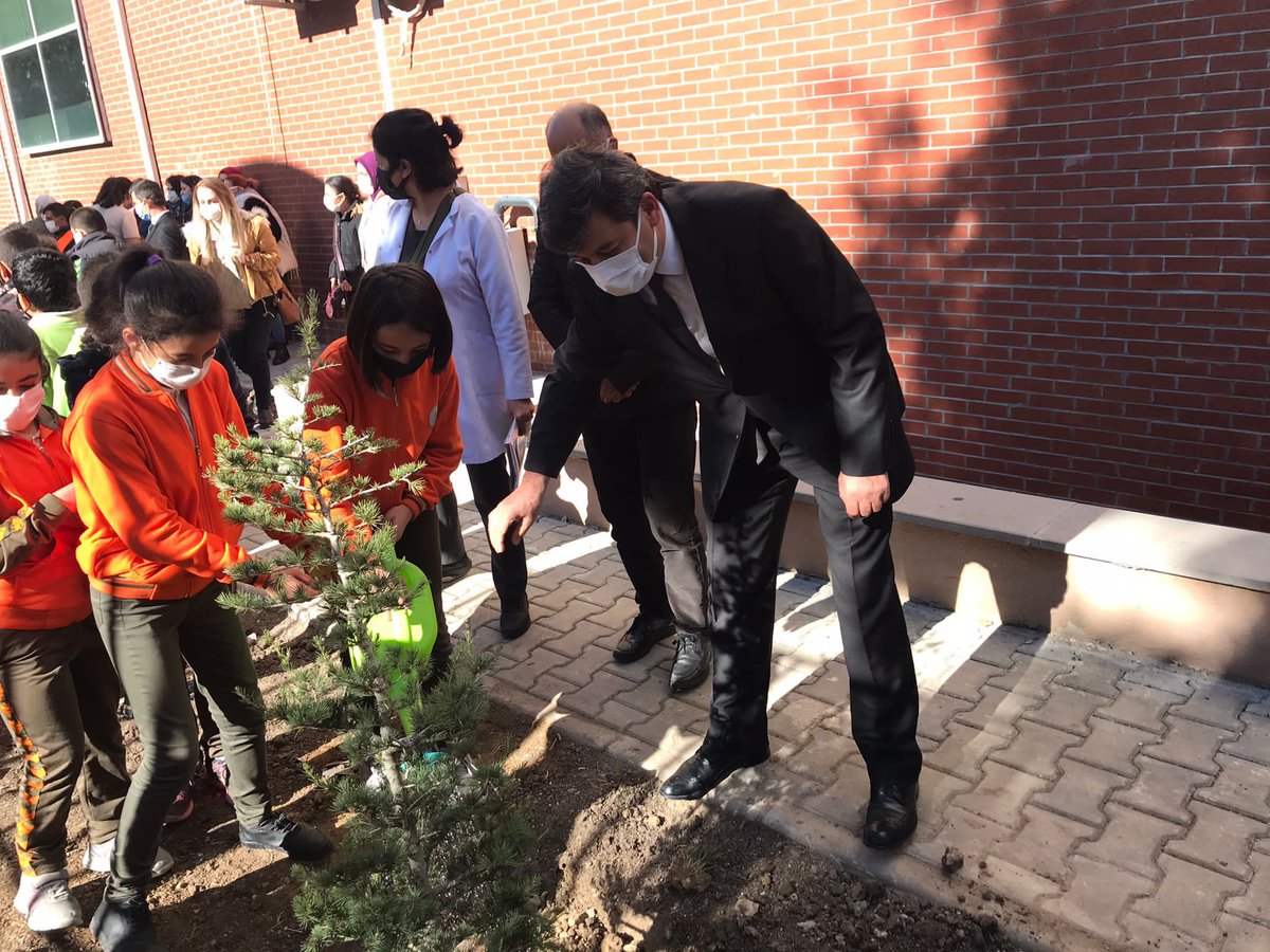 bu sabah çocuklarımızla beraber fidanlarımızı toprakla buluşturduk,
“dileğim birbirlerine tutunup, birbirlerini koruyup, birlikte büyümeleri..”
<a href="/Ayhanisik37/">Ayhan IŞIK</a> 

📍Faik Erbağı Ortaokulu