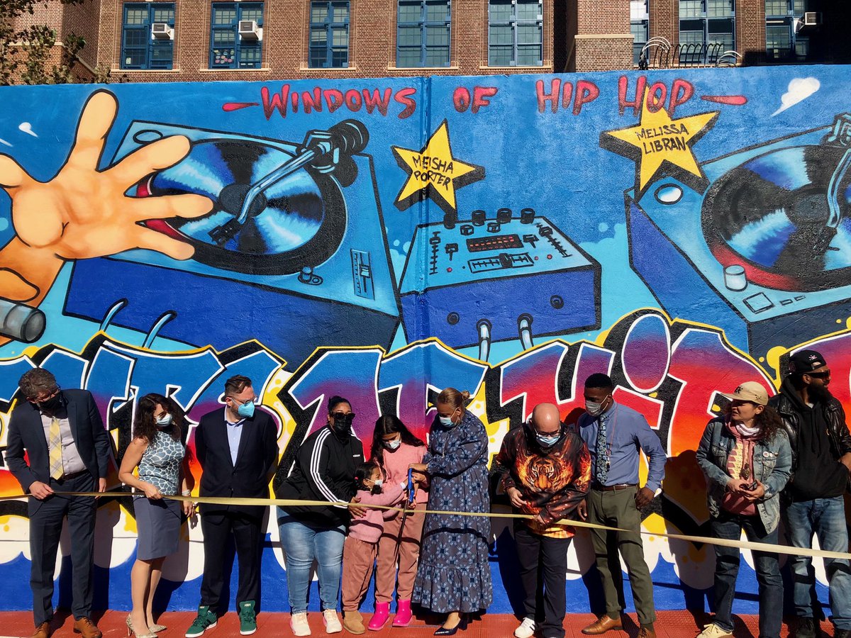 NYCulture's tweet photo. Community School 55's new mural pays homage to the artistic & inspirational role of Hip Hop #intheBronx. ⬇️
Commish @GonzaloCasals & @DOEChancellor Porter joined community members and Hip Hop luminaries to celebrate the mural created by @WindowsofHipHop through #CityArtistCorps! https://t.co/4bJbKaItUZ
