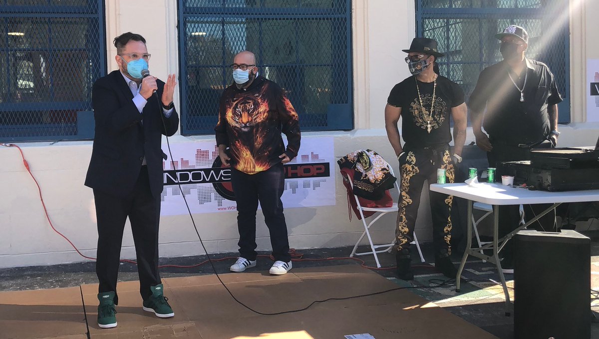 NYCulture's tweet photo. Community School 55's new mural pays homage to the artistic & inspirational role of Hip Hop #intheBronx. ⬇️
Commish @GonzaloCasals & @DOEChancellor Porter joined community members and Hip Hop luminaries to celebrate the mural created by @WindowsofHipHop through #CityArtistCorps! https://t.co/4bJbKaItUZ