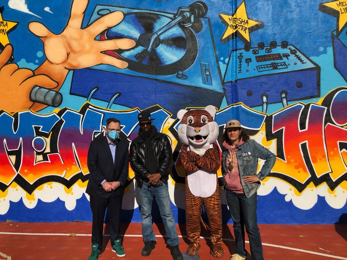 NYCulture's tweet photo. Community School 55's new mural pays homage to the artistic & inspirational role of Hip Hop #intheBronx. ⬇️
Commish @GonzaloCasals & @DOEChancellor Porter joined community members and Hip Hop luminaries to celebrate the mural created by @WindowsofHipHop through #CityArtistCorps! https://t.co/4bJbKaItUZ
