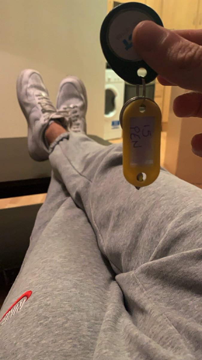 de_fernon's tweet photo. Finally got the keys to my first apartment, getttttt t fuck uppppppppp https://t.co/cqfiSNY25Y