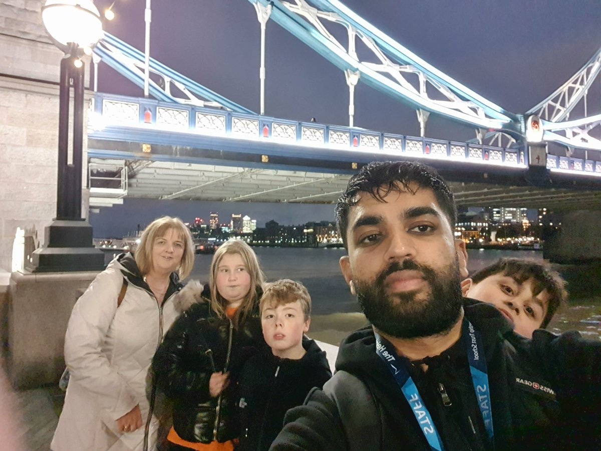 TheHeightsOE's tweet photo. Ending the day with Tower Bridge 🌁  The students have enjoyed themselves and behaved brilliantly!  @Head_TheHeights https://t.co/4H4Q7SLAGR
