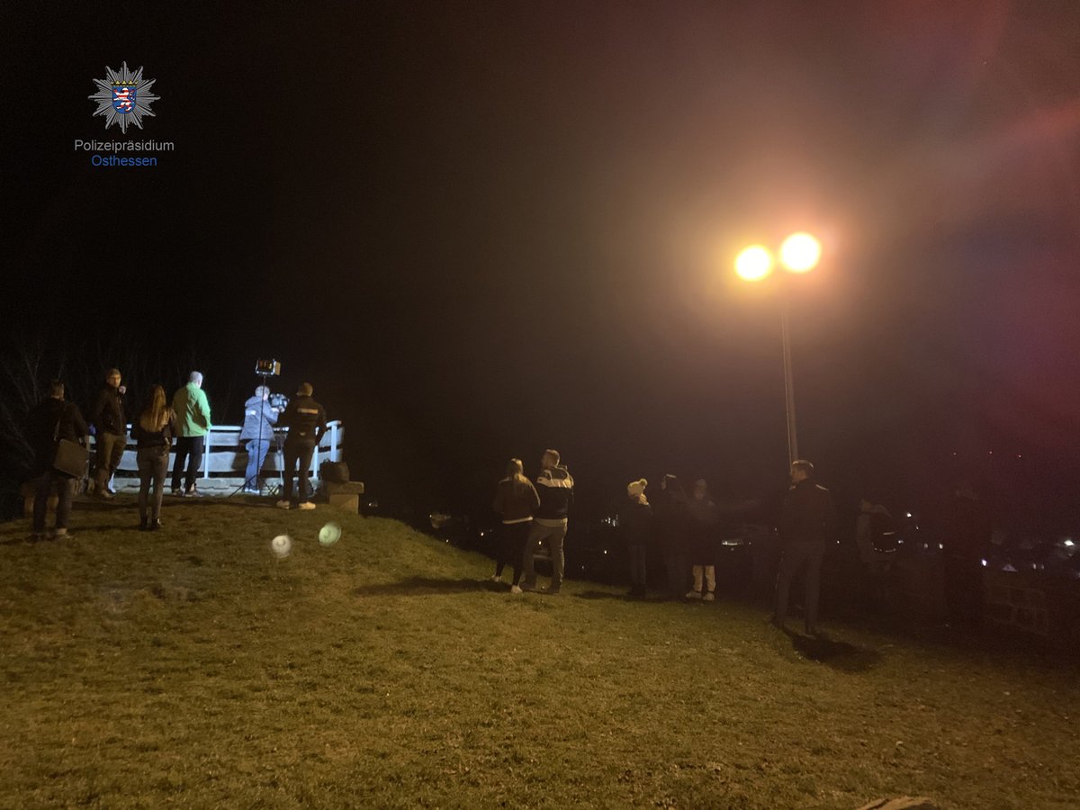 Polizei_OH's tweet photo. Update: 19:07 Uhr
Der #Kampfmittelräumdienst hat nun die zweite #Weltkriegsbombe gesprengt.
Bevor alle #Sperrungen aufgehoben werden können, muss der Sprengbereich noch begutachtet werden.
#FD1111 https://t.co/7xAqao6bC8