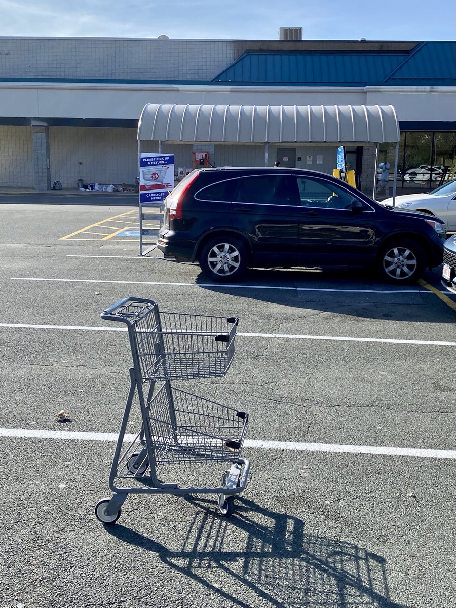 MattLangone's tweet photo. Somebody couldn’t walk the extra 15 feet on a beautiful day. #ReturnYourCarts https://t.co/R2rI0LDN64