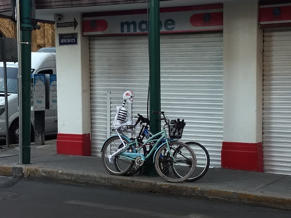 La bicicleta siempre será un instrumento sencillo y divertido para transportar!! #VivaLaBici #LaBiciBurra #Biciclistas Los esperamos.