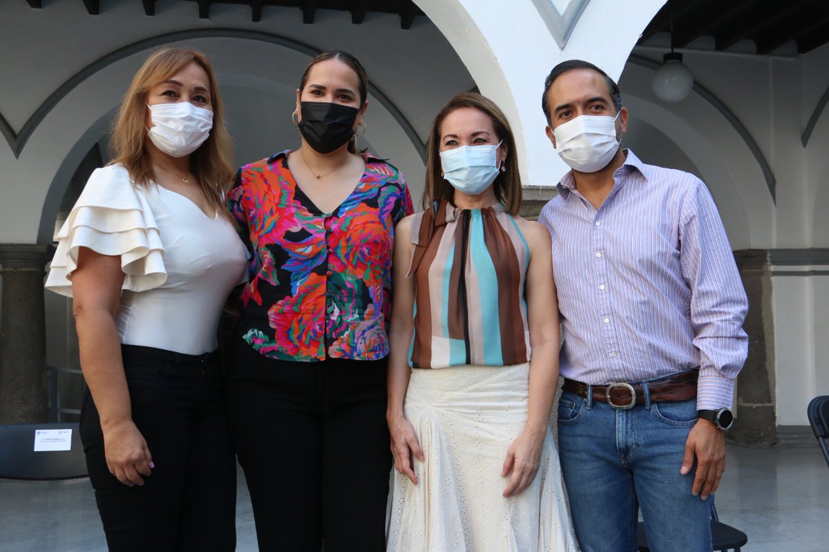 AyuntamientoVer's tweet photo. #ComparteQue Tras una serie de acciones durante octubre, hoy entregamos a Grupo RETO y Fundación MUAC un donativo para que sigan apoyando a mujeres que atraviesan difíciles situaciones derivadas del cáncer de mama.

¡Enhorabuena por su importante labor! 👏🏽 https://t.co/QIERXefb30