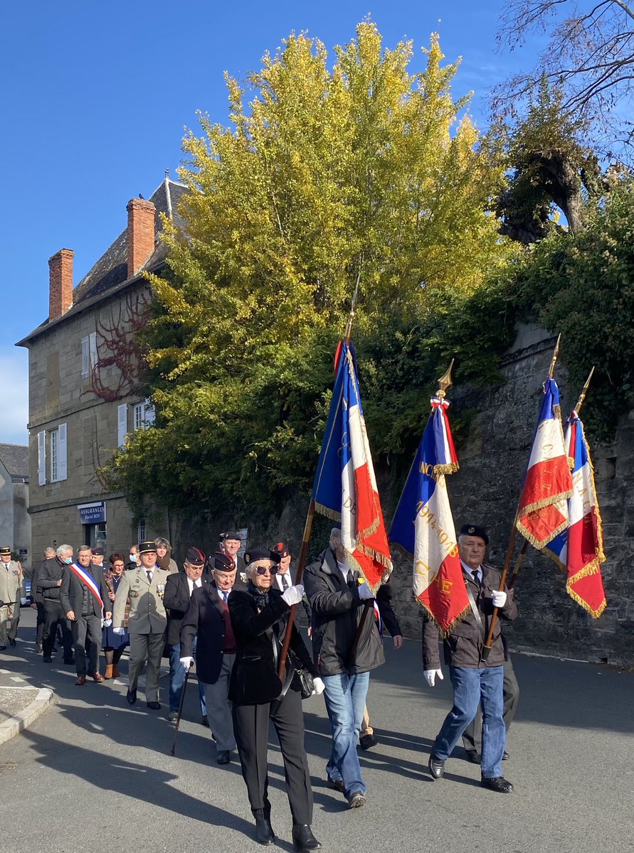 CommuneLarche's tweet photo. En ce 11 novembre #commemoration 🌺 de l’#armistice de 1918 sur la @CommuneLarche. https://t.co/6dwvyPIM7B