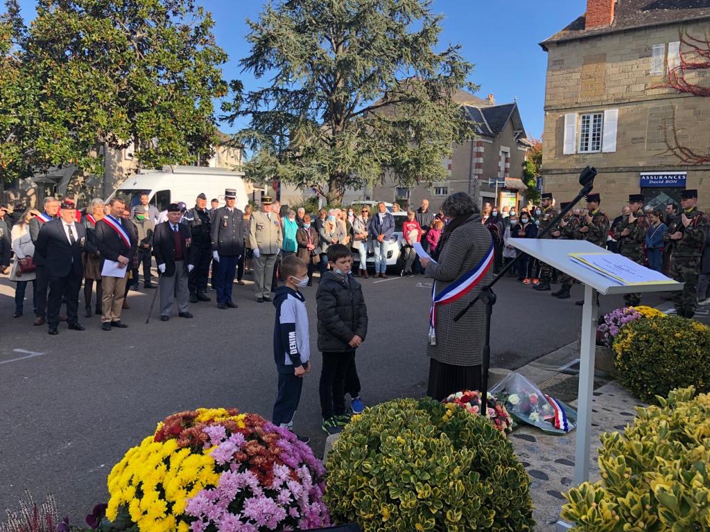CommuneLarche's tweet photo. En ce 11 novembre #commemoration 🌺 de l’#armistice de 1918 sur la @CommuneLarche. https://t.co/6dwvyPIM7B