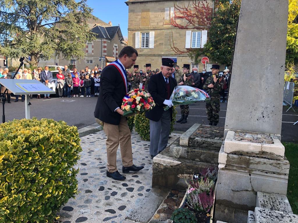 CommuneLarche's tweet photo. En ce 11 novembre #commemoration 🌺 de l’#armistice de 1918 sur la @CommuneLarche. https://t.co/6dwvyPIM7B