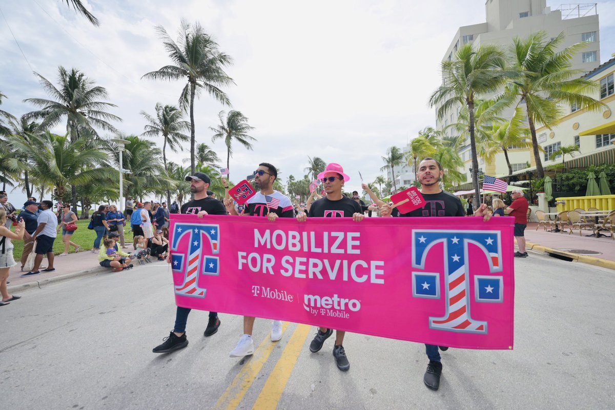 katt_magenta's tweet photo. Event #2: Veterans Day Parade- Mobilize For Service  @MJnFla @pattyc101 @MikeSievert @Mandy_Magenta #SouthBeachSignature #MarchForVeterans https://t.co/HX1C6yl94E