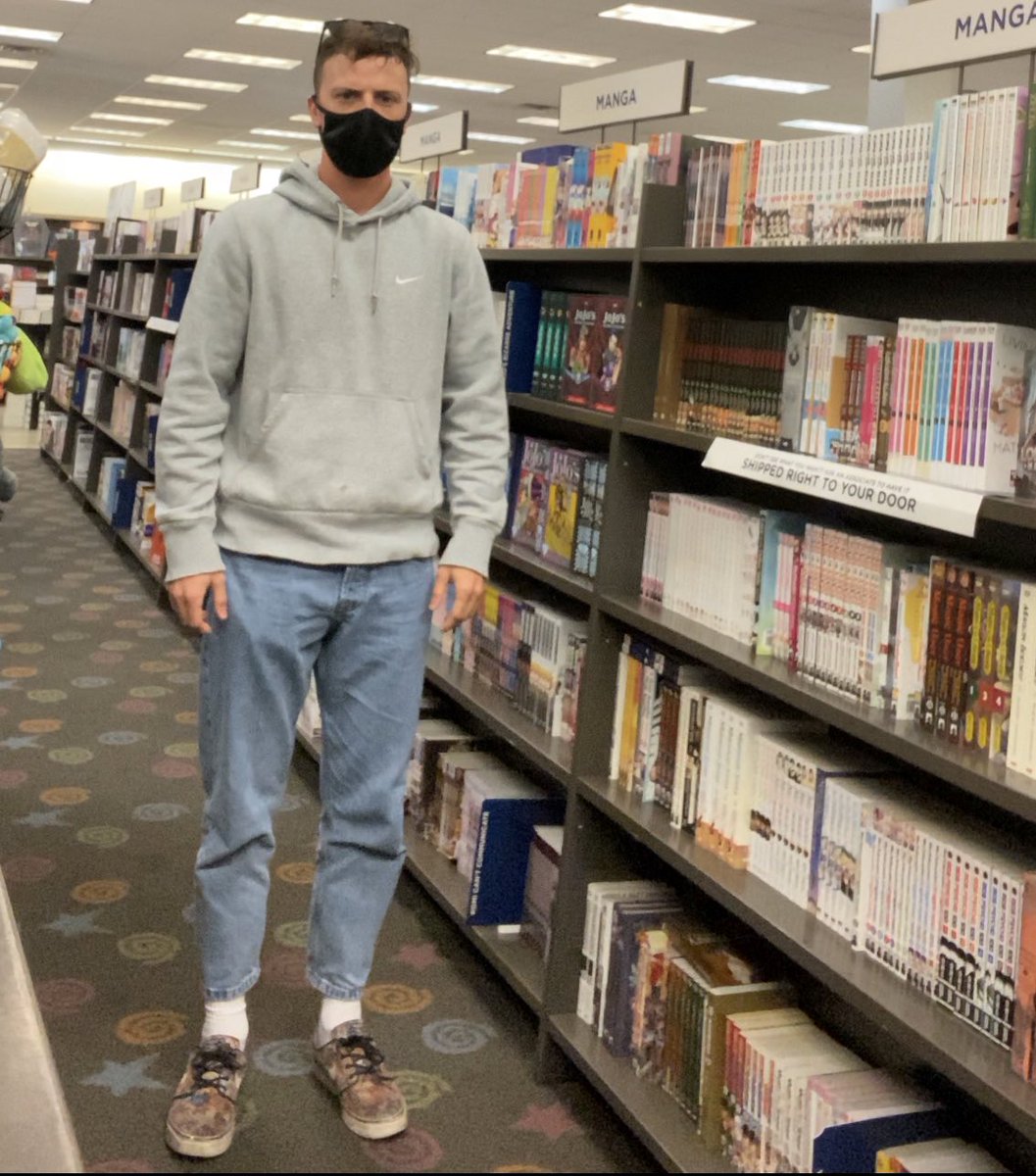 xoupgone's tweet image. pov: when a girl asks what i like to read