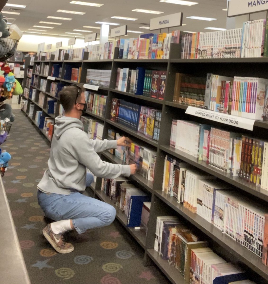 xoupgone's tweet image. pov: when a girl asks what i like to read