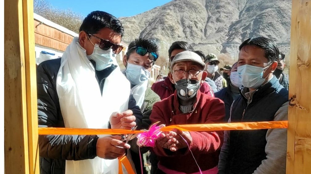 ledegladakh's tweet photo. CEC @tashi_gyalson inaugurated the Hand Wash facility at Council Model School, Sakti. This infrastructure was built by LEDeG and funded by Hansaflex.

#LEDeG #HandWash #Hansaflex #BORDA

@AsiaBorda @BORDA_Bremen https://t.co/L7yqH29stJ