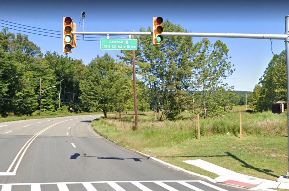 heathercue's tweet photo. Since #ChrisChristie is trending I'd like to show you that he named a street after himself in #Parsippany #GovernorChrisChristieDrive #drivegate #bridgegate https://t.co/o3xcVkBbou