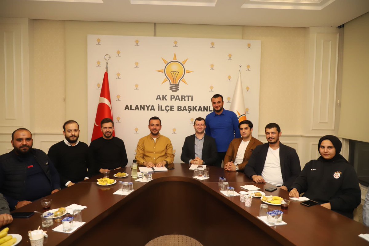 cemalyeniacun's tweet photo. İlçe Başkanımız, Gençliğin abisi Mustafa Toklu’nun katılımıyla haftalık olağan Yönetim Kurulu toplantımızı gerçekleştirdik. Gençlik hazır hedef 2023.. 

@MevlutCavusoglu 
@mustafatoklu07 https://t.co/5bppAgsn6h