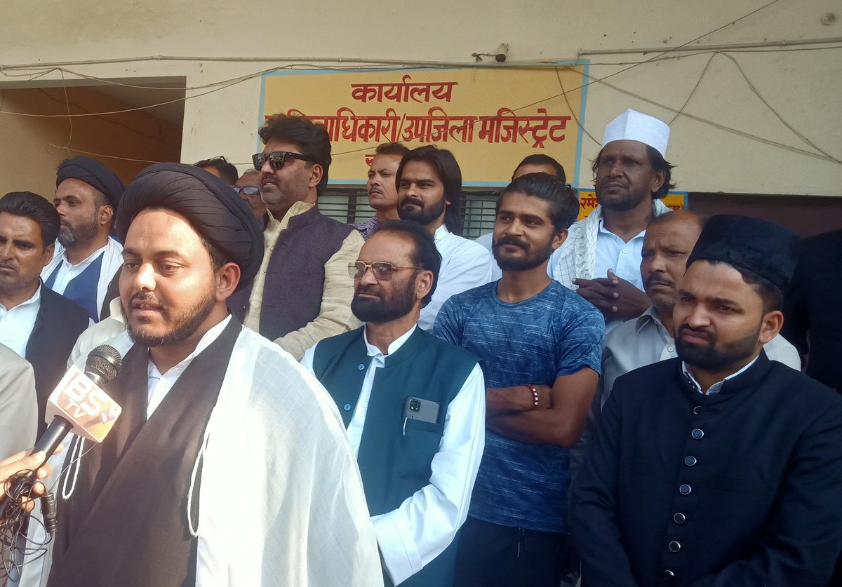 BaqarAbbsZaidi's tweet photo. Today, The Scholars and the People of Sirsi gave a Memorandum to SDM Sambhal against the apostate #wasimrizvi and registered their protest and demanded Ban on Wasim's book which he had written against the Prophet #Mohammad Mustafa (ﷺ) .
#labbaikyarasoolullah
#SDMsambhal #Sirsi https://t.co/DYSjLzfqRX
