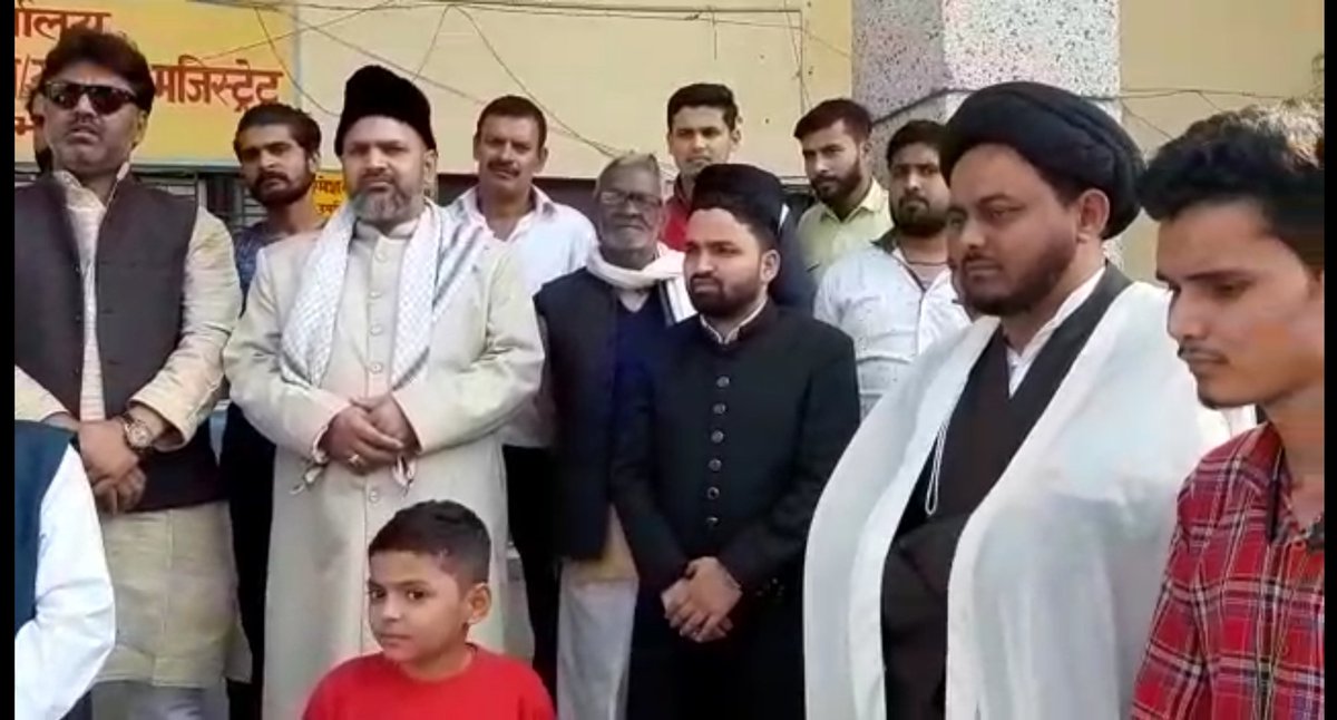 BaqarAbbsZaidi's tweet photo. Today, The Scholars and the People of Sirsi gave a Memorandum to SDM Sambhal against the apostate #wasimrizvi and registered their protest and demanded Ban on Wasim's book which he had written against the Prophet #Mohammad Mustafa (ﷺ) .
#labbaikyarasoolullah
#SDMsambhal #Sirsi https://t.co/DYSjLzfqRX