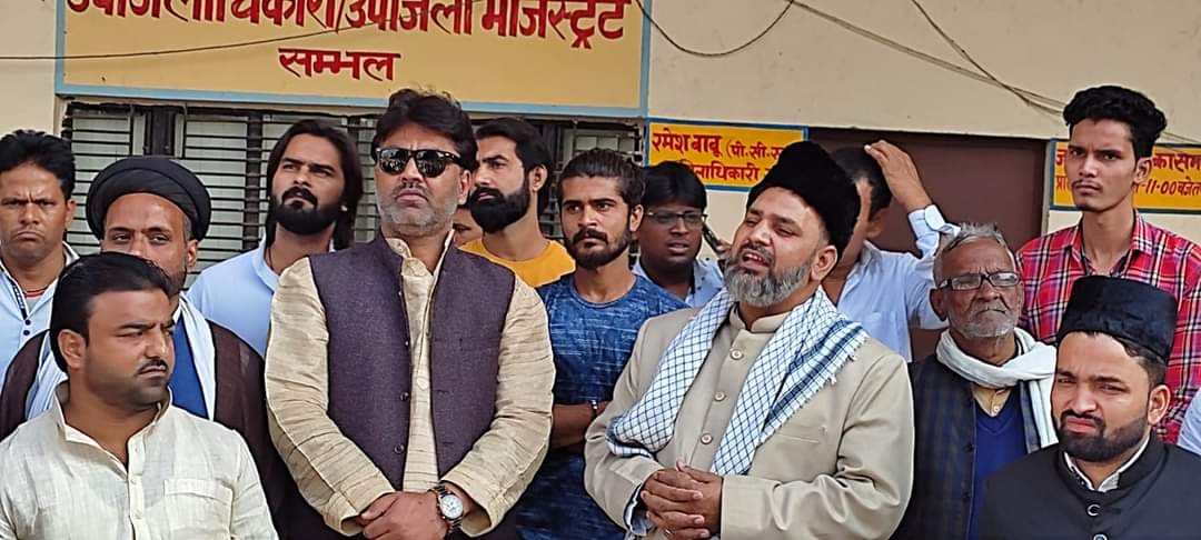 BaqarAbbsZaidi's tweet photo. Today, The Scholars and the People of Sirsi gave a Memorandum to SDM Sambhal against the apostate #wasimrizvi and registered their protest and demanded Ban on Wasim's book which he had written against the Prophet #Mohammad Mustafa (ﷺ) .
#labbaikyarasoolullah
#SDMsambhal #Sirsi https://t.co/DYSjLzfqRX