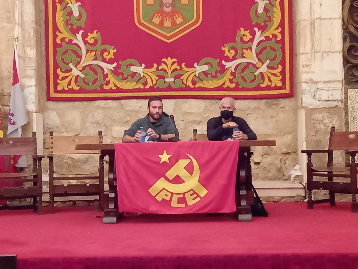 PCE_Burgos's tweet photo. 📣 Comenzamos la presentación del libro "El Manifiesto Comunista" De José Ovejero @joseovejero2017 , junto a nuestro responsable de área ideológica @Jorge_nakama.
Juntos y juntas creando conciencia.
#diadelaslibrerias #LibrosRecomendados #autorRecomendado https://t.co/VI5vTgckvc