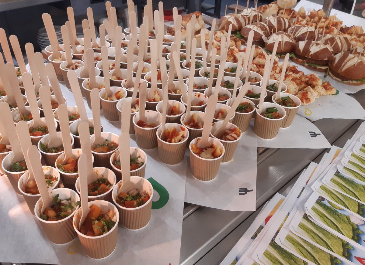 JasJackson7's tweet photo. Really pleased to support @AshtonSixth @AshtonParkSch open evening tonight.
We met some wonderful Bristol parents and pupils, some of whom we hope will be our new customers. 
#feedingpupilsbetterfoood
@GGLTOfficial 
@SchoolCatering https://t.co/1tVh6NXSrU