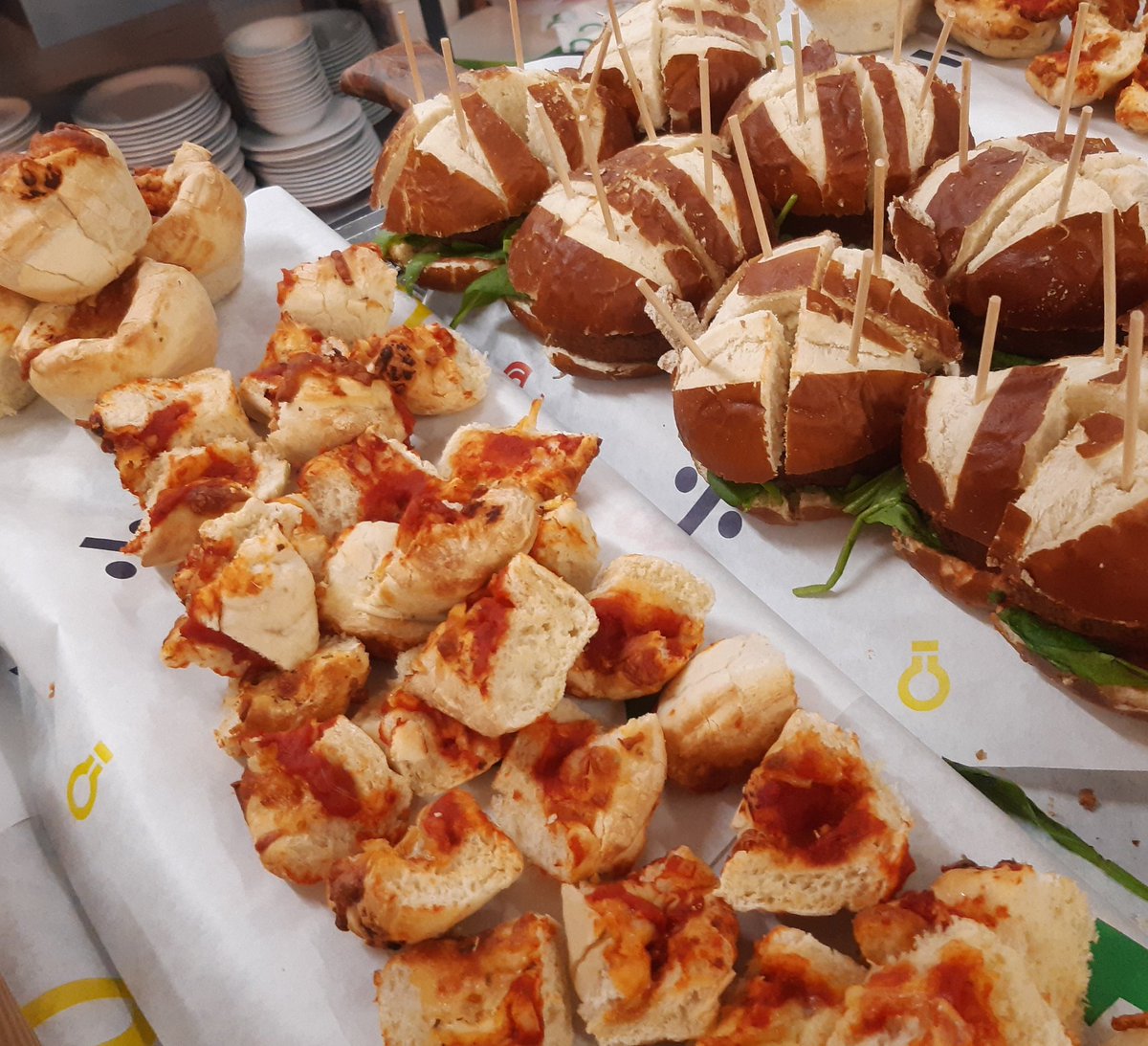 JasJackson7's tweet photo. Really pleased to support @AshtonSixth @AshtonParkSch open evening tonight.
We met some wonderful Bristol parents and pupils, some of whom we hope will be our new customers. 
#feedingpupilsbetterfoood
@GGLTOfficial 
@SchoolCatering https://t.co/1tVh6NXSrU
