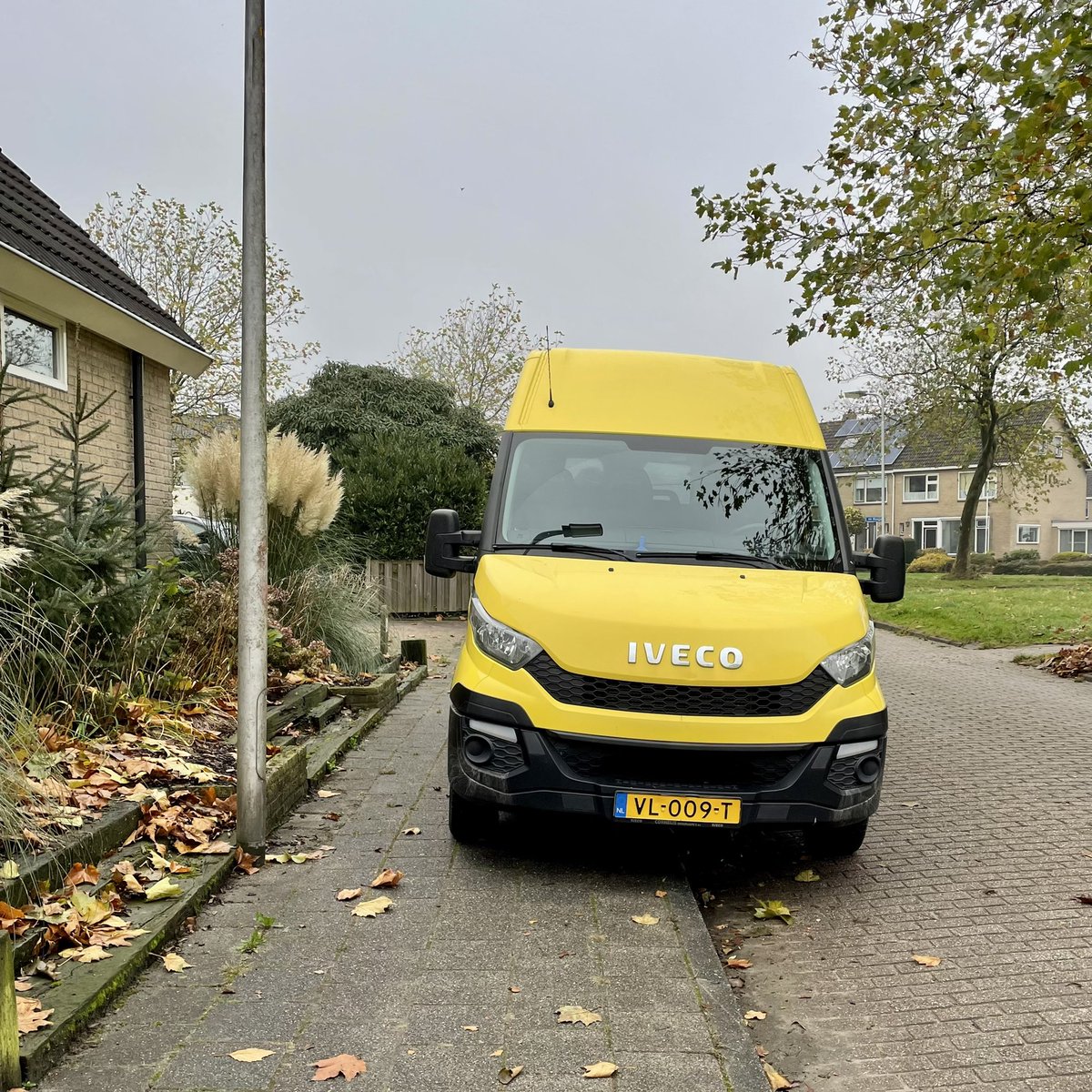 Haan56's tweet photo. Terwijl menigeen in de wijk zich ergert aan op trottoirs geparkeerde auto’s, doen ambtenaren van de @GemLeeuwarden nog maar eens voor hoe het beslist niet moet. #nietopdestoep #parkeerverbod #parkeerproblemen Foutparkeerders aanspreken helpt niet. Het effect: kwade koppen. #aso https://t.co/vKZVXrRv40