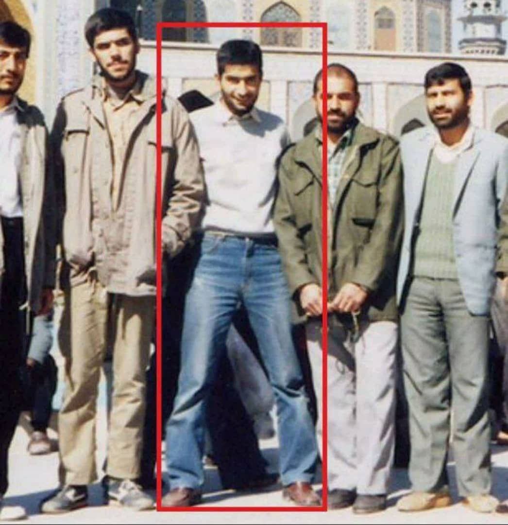 AqaMojtaba118's tweet photo. انقلابی باشید نه با چادر و نقاب
نه با یقه کیپ شده و ریش بلند!  
کافیه تفکرت انقلابی باشه اونوقت با شلوار لی هم میتونی شهید موشکی ایران بشی
#شهید_تهرانی_مقدم 
#خط_مقدم https://t.co/OzLNZStL5A