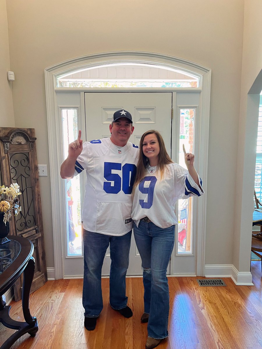 kaileyyyyy_'s tweet photo. as i woke up in my dad’s old army shirt this morning, i was so grateful for everything that he did during his service as well as all the other veterans out there. i appreciate every veteran and you all hold a special place in my heart. happy veterans day! i love you @JMpowerguy https://t.co/NMNA0kRZcp
