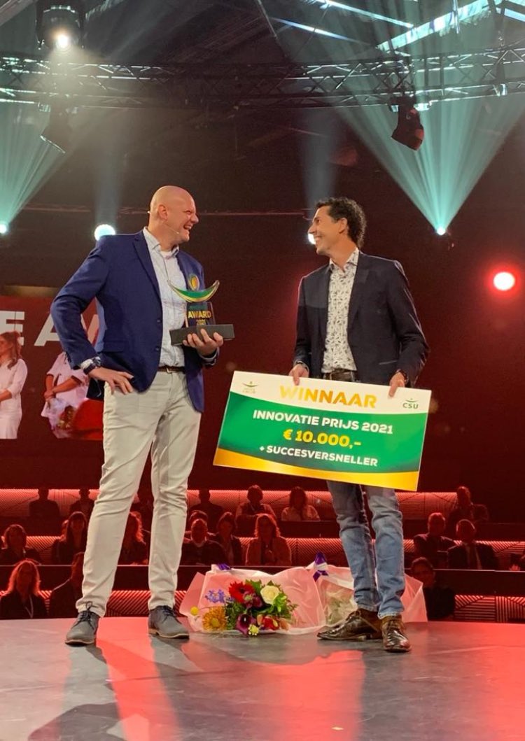 CSUcleaning's tweet photo. Bubbleflush wint de #CSUInnovatieAward 2021 🎉. Een ultrasound toiletreinigingssysteem dat geen gebruik maakt van chemicaliën. 

Nieuw was de aanmoedigingsprijs: 2.000 euro voor hét innovatieve idee dat in de kinderschoenen staat. Rob Hoefnagel van harte. Morgen meer! https://t.co/SHOOtRkZ0F
