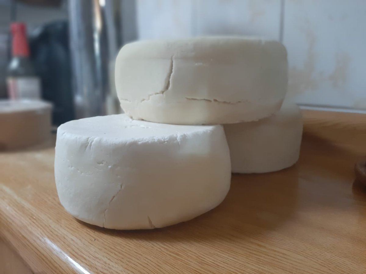 Asantamonica's tweet photo. Llegó queso de cabra cordillerana traido directamente de la IV región a su mesa: $3.800 1/4 kg

Consultas y pedidos al whatsapp +56 9 6606 0711
Reparto en Quillota por un valor de $2.000 https://t.co/uzHlBcOMvb