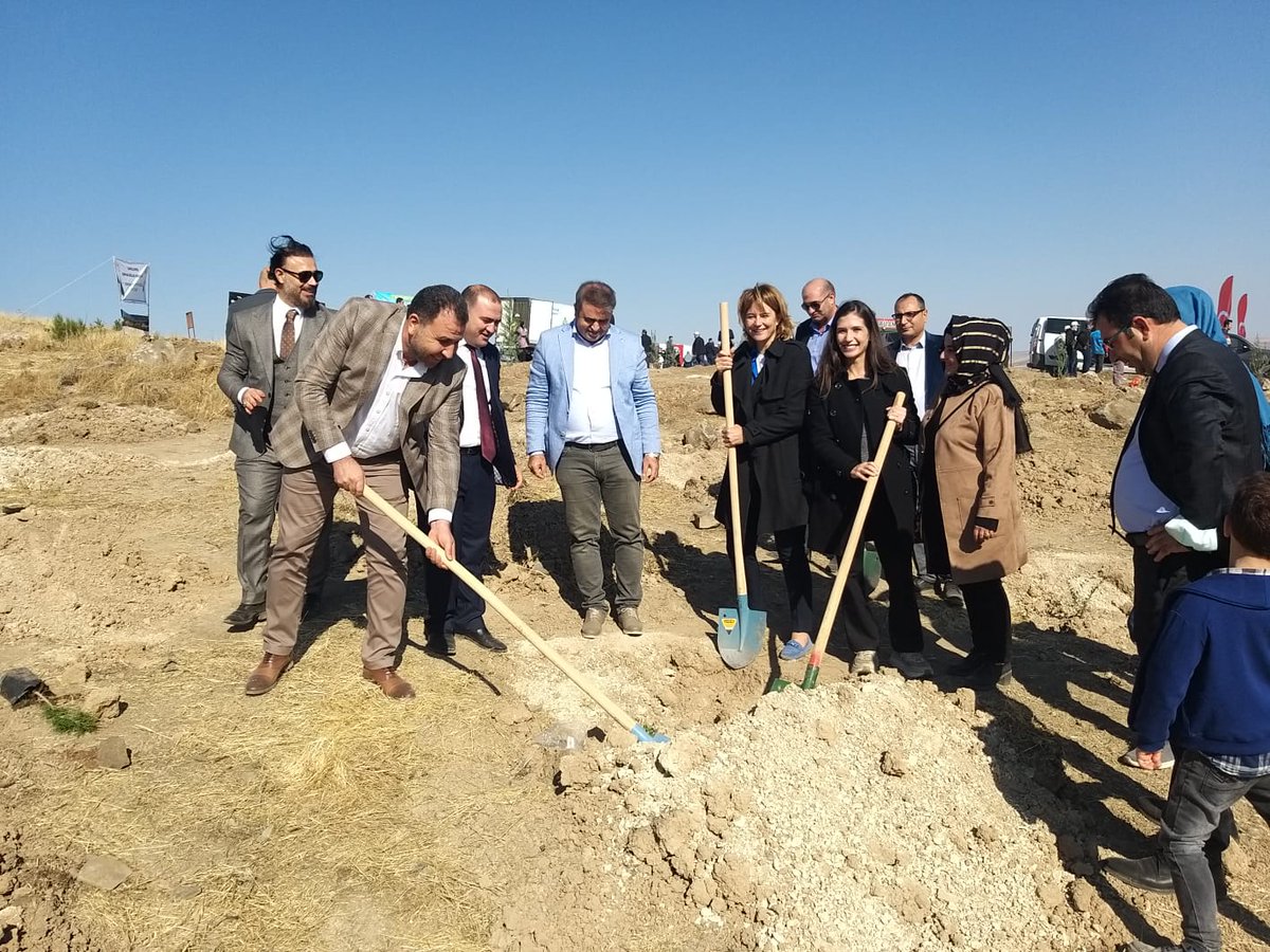NewsEdessa's tweet photo. Daha yeşil bir Dünya, daha yeşil bir Türkiye, daha yeşil bir Şanlıurfa için, sizin de dikili bir ağacınız olsun dedik ve tüm teşkilatımız ile Mustafacık Köyünde fidanlarımızı diktik.

#Hedef63BinFidan

@AvAhmetTuysuz  @alibabacan  @devapartisi  @Baharsaygili  @sanemoktar https://t.co/0sqlq3KJZC