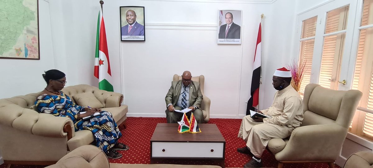 Ikiriho's tweet photo. 🔵🎓🇧🇮🇪🇬 L'expiration de visa de séjour avant la fin des études, c'est un des défis que le représentant des étudiants #burundi-ais en #Egypt a soumis à l'ambassadeur @BurundiEgypt qui le recevait hier en audience hier https://t.co/0U1vCnDHzG