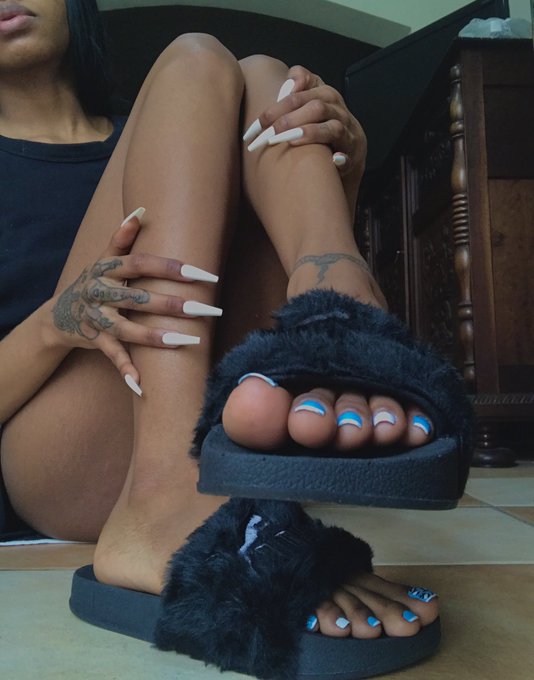 Meu chinelo t&atilde;o desejado chegou hoje! 🥵 Vai ter photoset com ele pro OnlyFans essa semana 😏💎 https://t<a href="/tag/dirtyfeet"class="tags"><span>#dirtyfeet</span></a><a href="/tag/soles"class="tags"><span>#soles</span></a><a href="/tag/stinkysocks"class="tags"><span>#stinkysocks</span></a><a href="/tag/dirtysocks"class="tags"><span>#dirtysocks</span></a><a href="/tag/chul%C3%A9"class="tags"><span>#chul&eacute;</span></a>