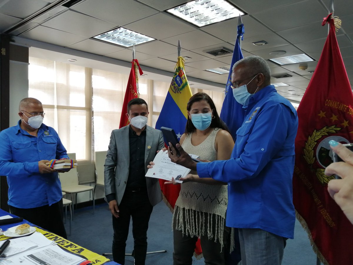 Unefa_VEN's tweet photo. #EnDirecto #11Nov Autoridades de la Unefa, hacen entrega de presente institucional a la Dra. @taniadamelio Rectora Principal del CNE, por su ponencia y visita a nuestra Casa de Estudios https://t.co/mTaR0456V8