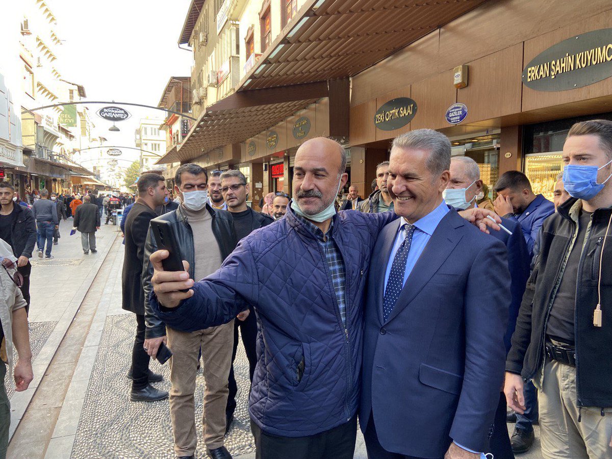 Bugün Gaziantep’teydim.
Devleti yönetenler Suriyelilere kapıyı açmış, gelin kardeşim, Gaziantepli size bakar diyor…
Bakar bakmasına da bin kişi değil, beş bin kişi değil beş yüz bin kişiye nasıl baksın?