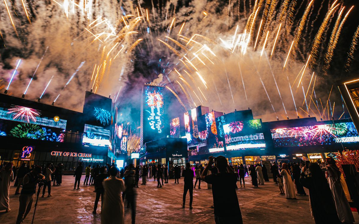 RiyadhSeason's tweet image. زودٍ على جمال سماء #بوليفارد_رياض_سيتي البهيَّة .. الألعاب النارية مخليتها لوحة فنيَّة 🎆 ❤️
#موسم_الرياض