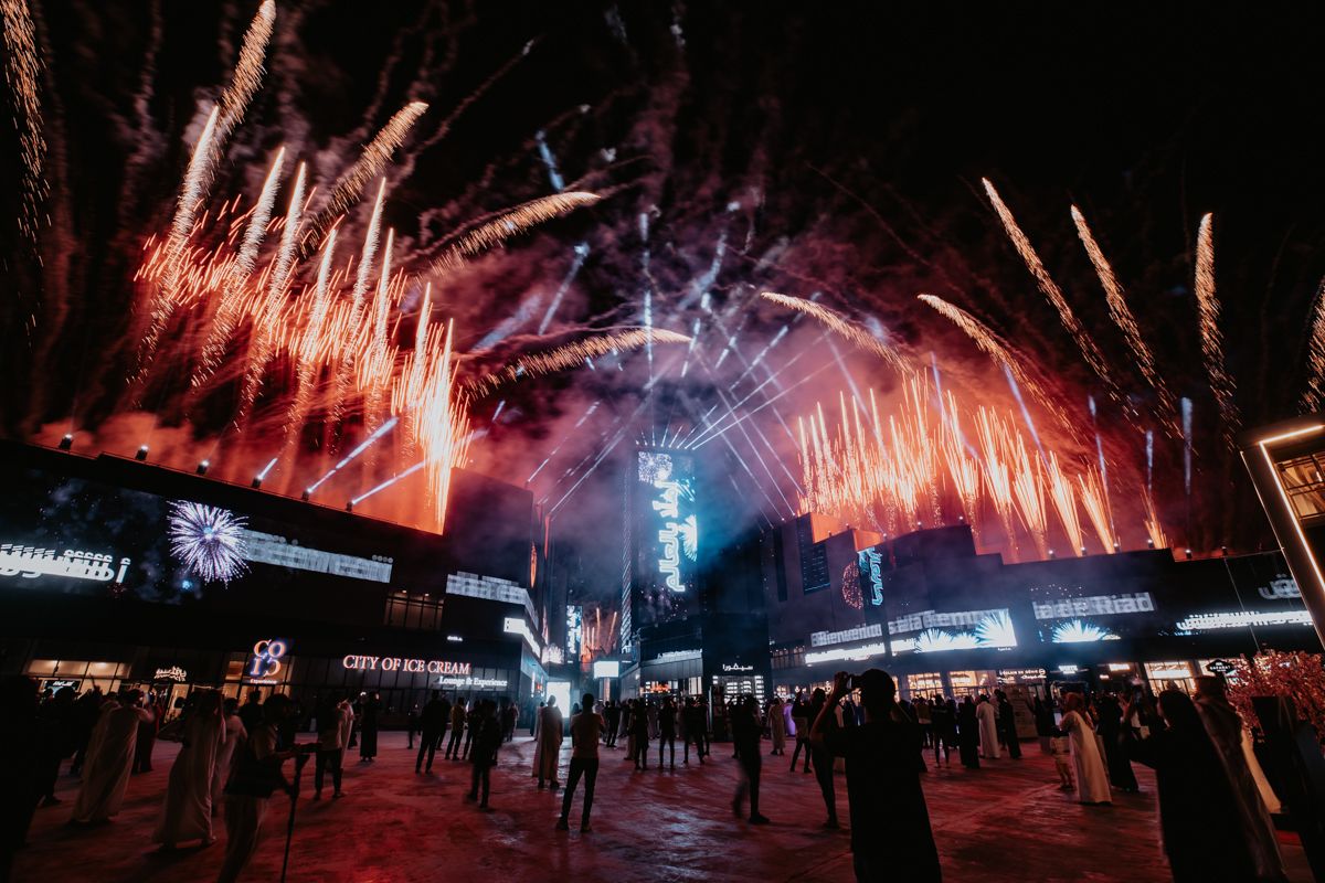 RiyadhSeason's tweet image. زودٍ على جمال سماء #بوليفارد_رياض_سيتي البهيَّة .. الألعاب النارية مخليتها لوحة فنيَّة 🎆 ❤️
#موسم_الرياض