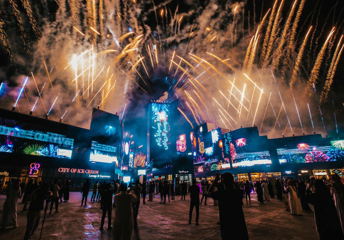 RiyadhSeason's tweet image. زودٍ على جمال سماء #بوليفارد_رياض_سيتي البهيَّة .. الألعاب النارية مخليتها لوحة فنيَّة 🎆 ❤️
#موسم_الرياض