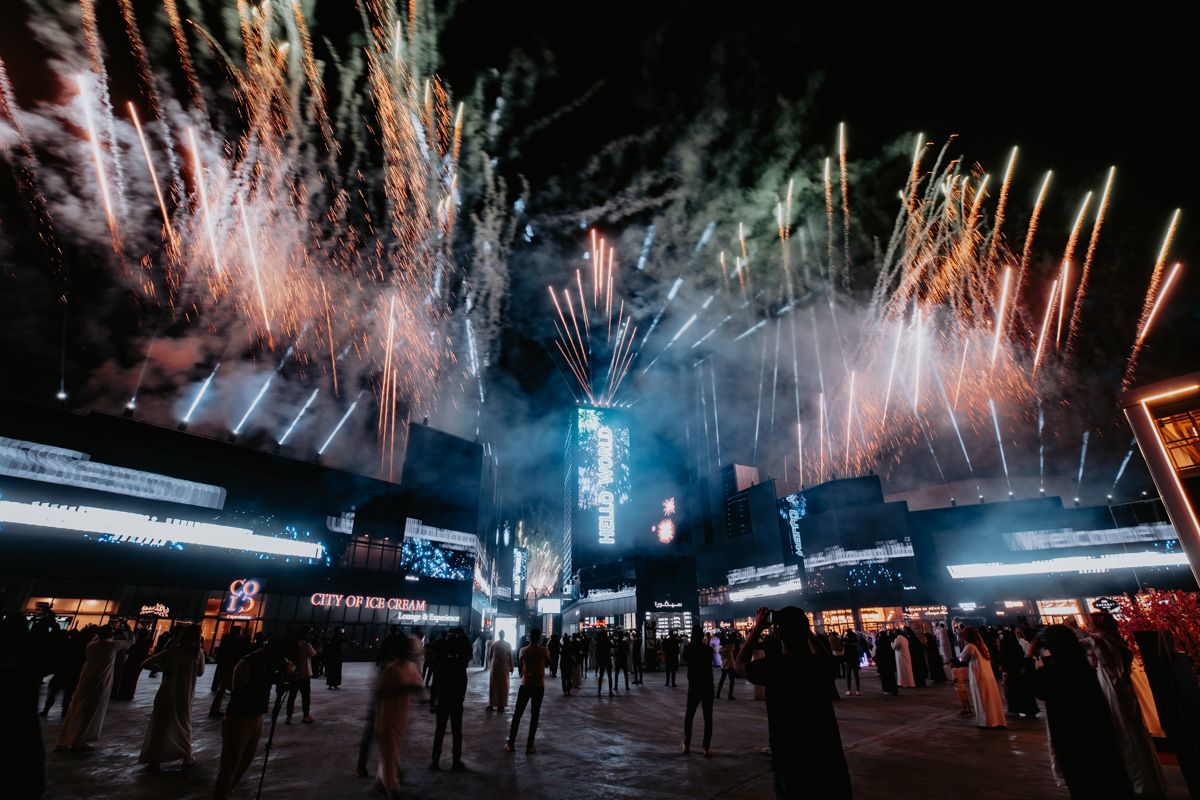 RiyadhSeason's tweet image. زودٍ على جمال سماء #بوليفارد_رياض_سيتي البهيَّة .. الألعاب النارية مخليتها لوحة فنيَّة 🎆 ❤️
#موسم_الرياض