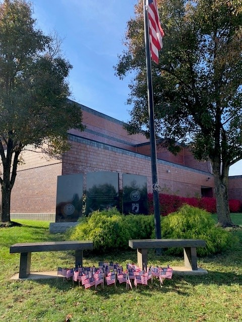 HH_Schools's tweet photo. Our HS students welcomed and honored local veterans and their families at HHHS today for a gathering, ceremony, and celebration. Thank you, Veterans!
#VeteransDay https://t.co/Nlk5IBZqLU